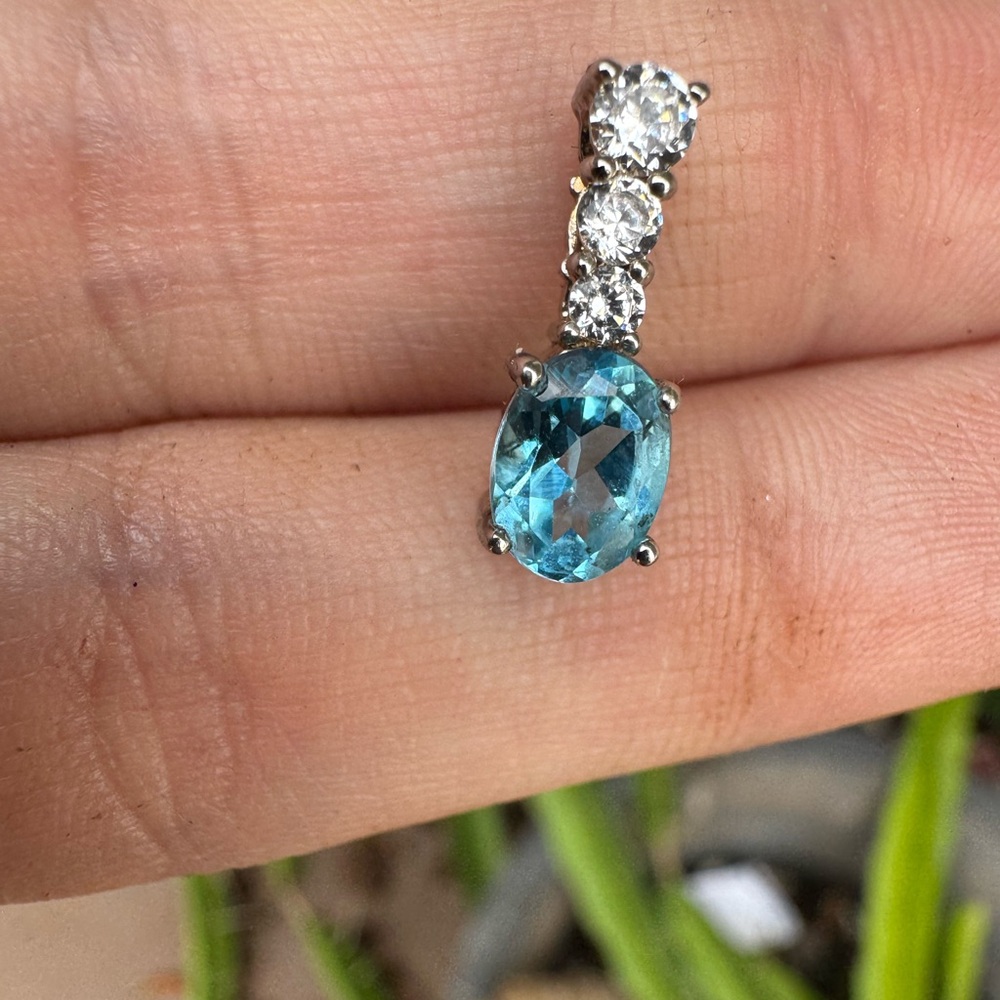 Solid sterling genuine blue topaz/goshenite pendant _super sparkly - Picture 15 of 16